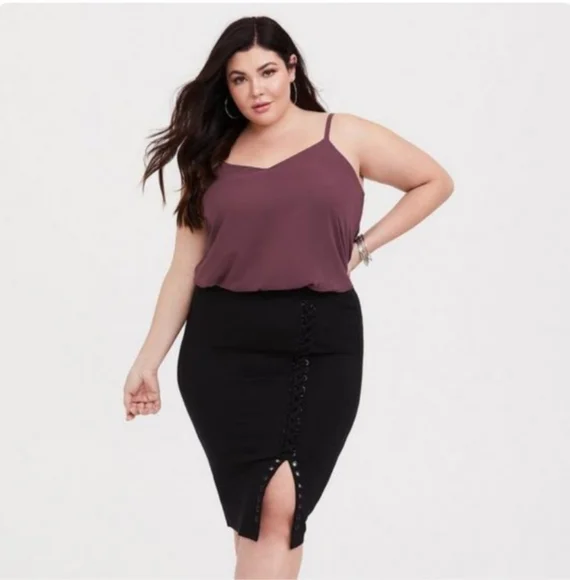 Elegant Black Lace-Up Skirt - Picture 3 of 6